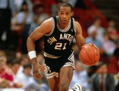 乐动体育-穆古鲁扎关键节点回归赛场，老鹰带队取胜！的简单介绍