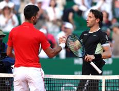 LDSPORTS-德约科维奇回归赛场，爆冷首场状态亮眼，公牛观众沸腾！的简单介绍